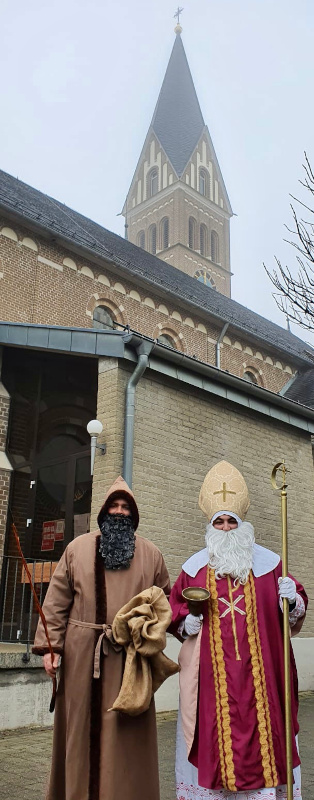 Knecht Ruprecht und der Nikolaus vor der Kirche